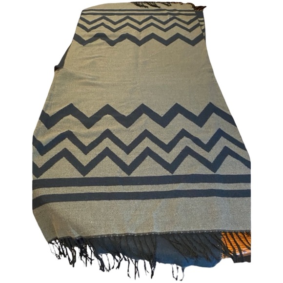 Reversible pattern shawl - Picture 7 of 8